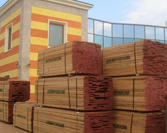 Deposito legno presso la sede aziendale