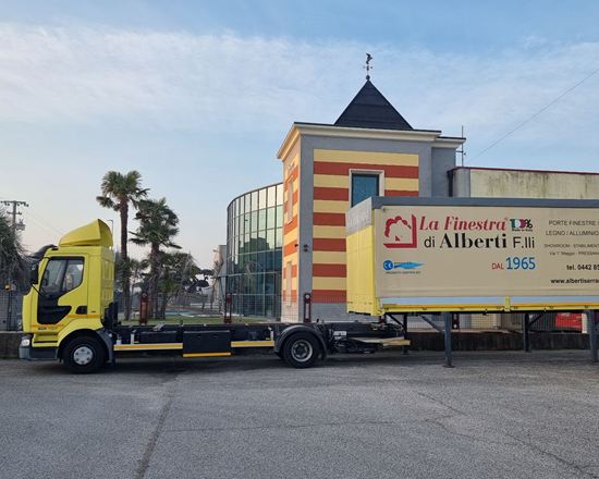 Mezzo promozionale davanti alla sede di Pressana