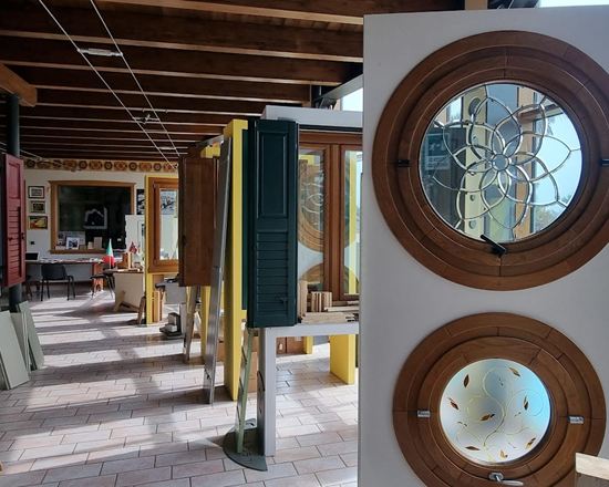 Oblò con vetro inciso e rilegato