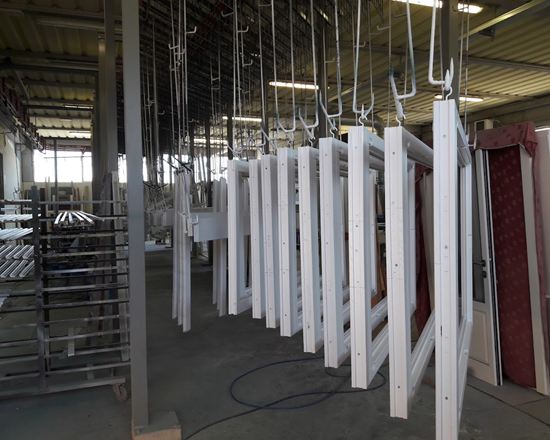 Lavorazione e assemblaggio porte e finestre